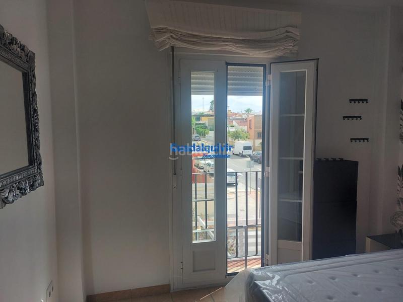 Foto 399a9002-3a65-4dd5-868e-8a5a4ac8ca20. Alquiler casa adosada  semi amueblada de esquina con 4 dormitorios y patio, con zonas comunes con piscina en Dos Hermanas