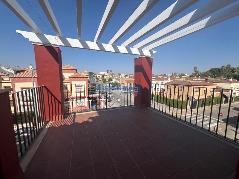 Foto 642d4e8f-322a-4126-a6e1-a93b3bcdf704. Alquiler casa adosada  semi amueblada de esquina con 4 dormitorios y patio, con zonas comunes con piscina en Dos Hermanas
