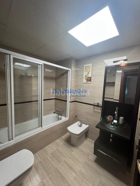 Foto 68f592c6-fa53-4395-9c96-73c72c0abbe4. Alquiler casa adosada  semi amueblada de esquina con 4 dormitorios y patio, con zonas comunes con piscina en Dos Hermanas