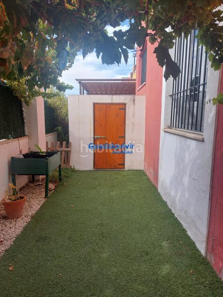 Foto 6bf7da0e-bddf-4476-81b4-171a3b8cc1f3. Alquiler casa adosada  semi amueblada de esquina con 4 dormitorios y patio, con zonas comunes con piscina en Dos Hermanas