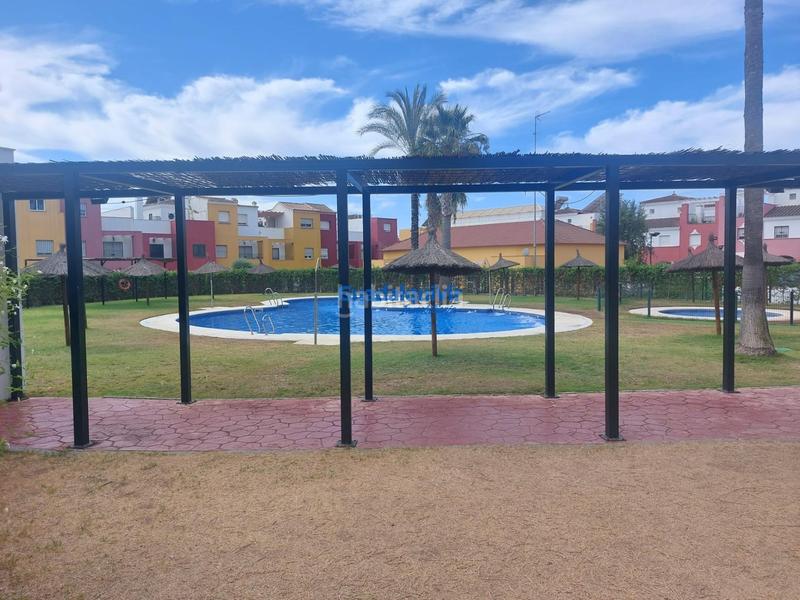 Foto 7615d064-805d-44a8-867d-f31bb7510655. Alquiler casa adosada  semi amueblada de esquina con 4 dormitorios y patio, con zonas comunes con piscina en Dos Hermanas