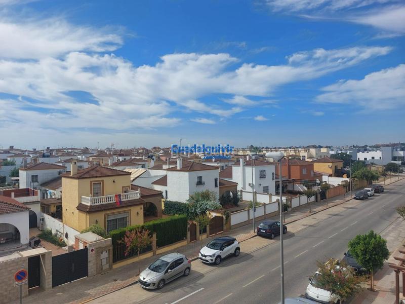 Foto 7d92707a-f14e-4929-8808-2e47b1508b5d. Alquiler casa adosada  semi amueblada de esquina con 4 dormitorios y patio, con zonas comunes con piscina en Dos Hermanas