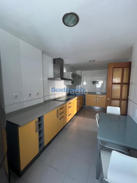 Foto 7ee3a25d-5d16-41d1-bfcb-5d60ae520b6a. Alquiler casa adosada  semi amueblada de esquina con 4 dormitorios y patio, con zonas comunes con piscina en Dos Hermanas