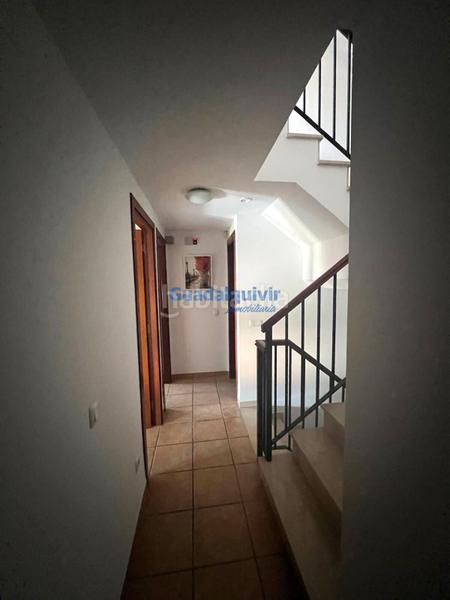 Foto a98ba64f-c1c8-48ef-8b1a-1d646a7cb231. Alquiler casa adosada  semi amueblada de esquina con 4 dormitorios y patio, con zonas comunes con piscina en Dos Hermanas