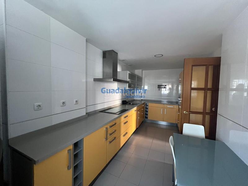 Foto b29dac28-17b1-48fd-ae2c-110e89e69df8. Alquiler casa adosada  semi amueblada de esquina con 4 dormitorios y patio, con zonas comunes con piscina en Dos Hermanas