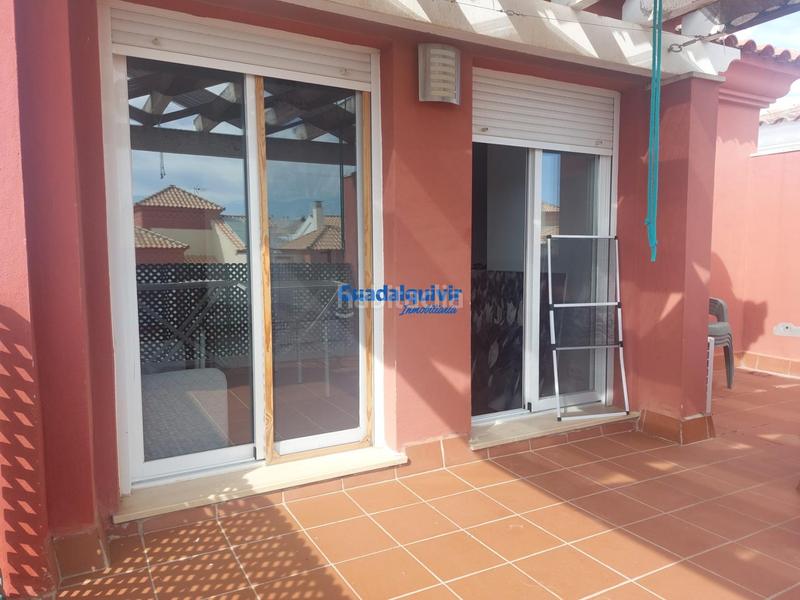 Foto b708be44-28a2-44fc-b733-0ebde38a59a8. Alquiler casa adosada  semi amueblada de esquina con 4 dormitorios y patio, con zonas comunes con piscina en Dos Hermanas