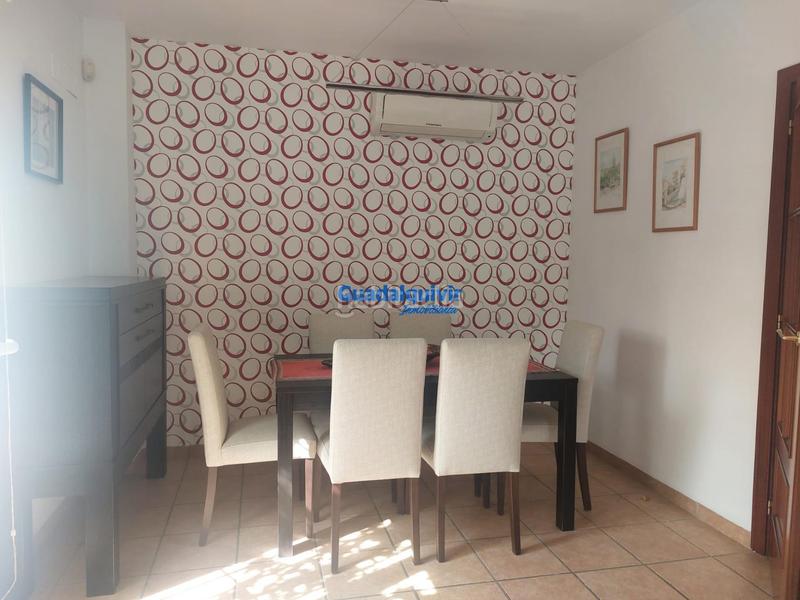 Foto bba5b0aa-8fb0-4e40-9fbe-fe0db640c440. Alquiler casa adosada  semi amueblada de esquina con 4 dormitorios y patio, con zonas comunes con piscina en Dos Hermanas