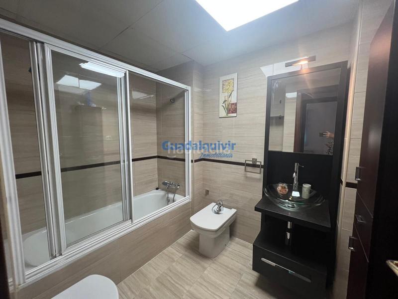Foto c56f4c30-bcd4-4ab0-868b-6c0778c6a4b3. Alquiler casa adosada  semi amueblada de esquina con 4 dormitorios y patio, con zonas comunes con piscina en Dos Hermanas