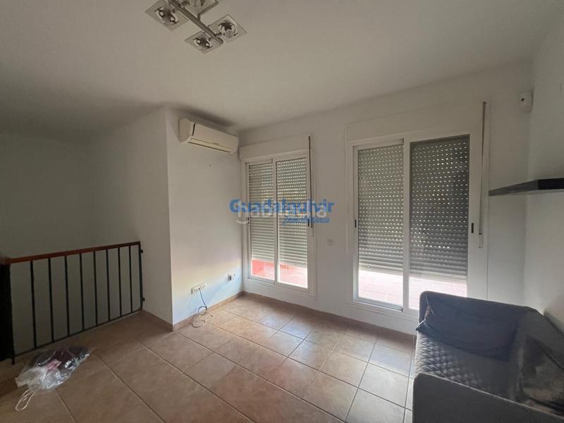Foto cc340afa-96ec-4a47-ae07-d1eca625213f. Alquiler casa adosada  semi amueblada de esquina con 4 dormitorios y patio, con zonas comunes con piscina en Dos Hermanas