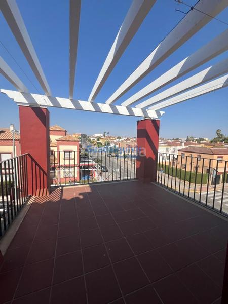 Foto cd3f7408-2104-41ac-b960-f101de90a13b. Alquiler casa adosada  semi amueblada de esquina con 4 dormitorios y patio, con zonas comunes con piscina en Dos Hermanas