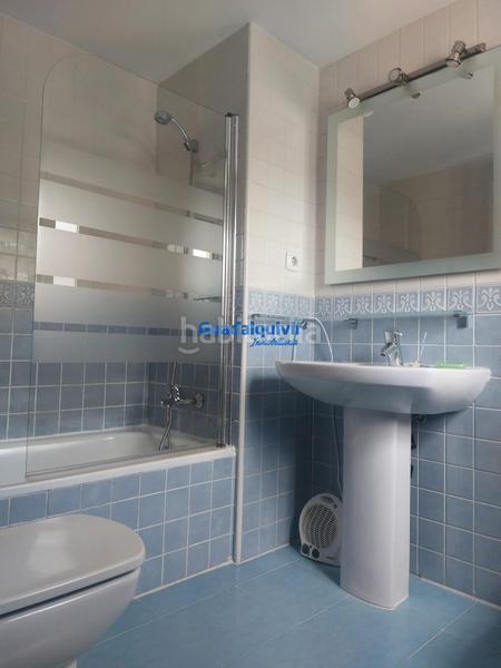Foto cf844df1-9efa-4a2a-8e92-7dbdfd44d41b. Alquiler casa adosada  semi amueblada de esquina con 4 dormitorios y patio, con zonas comunes con piscina en Dos Hermanas