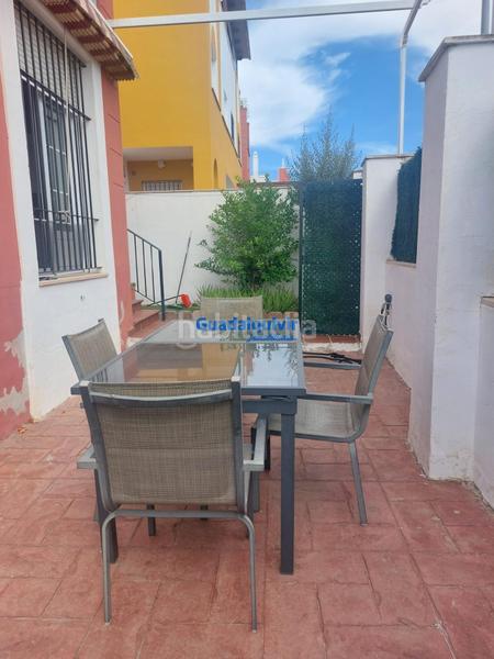 Foto d62adab8-d30b-430d-b39e-f7b7a17337ca. Alquiler casa adosada  semi amueblada de esquina con 4 dormitorios y patio, con zonas comunes con piscina en Dos Hermanas