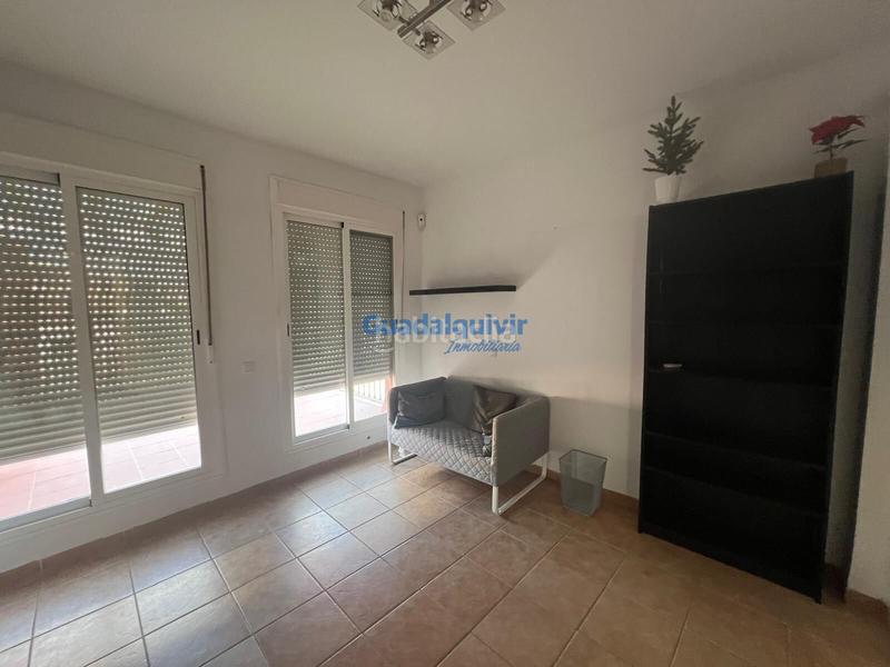 Foto e3b89fd8-f9b3-40f5-86f0-0edf7f0a3335. Alquiler casa adosada  semi amueblada de esquina con 4 dormitorios y patio, con zonas comunes con piscina en Dos Hermanas