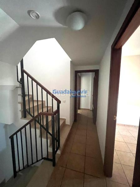 Foto e3d015ae-a148-407a-b833-a1c3580b2258. Alquiler casa adosada  semi amueblada de esquina con 4 dormitorios y patio, con zonas comunes con piscina en Dos Hermanas