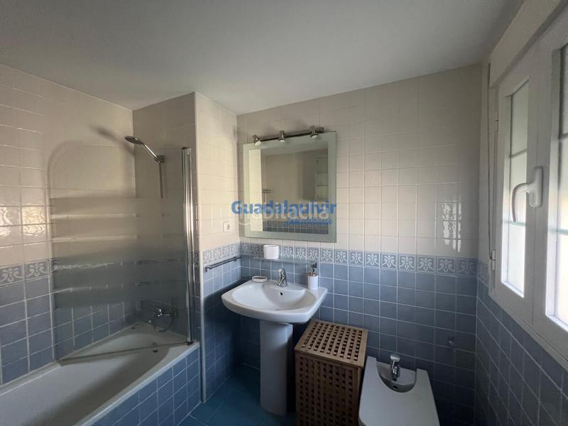 Foto e53ccfad-de46-4914-88aa-3067f8114825. Alquiler casa adosada  semi amueblada de esquina con 4 dormitorios y patio, con zonas comunes con piscina en Dos Hermanas