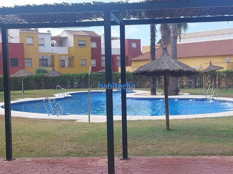 Foto f2d26640-24a3-44bd-9b02-6a79d23a2e9f. Alquiler casa adosada  semi amueblada de esquina con 4 dormitorios y patio, con zonas comunes con piscina en Dos Hermanas