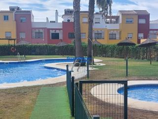 Location Maison jumelée  Calle de fernando villalón. Casa adosada semi amueblada de esquina con 4 dormitorios y patio