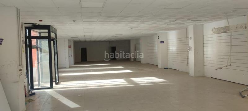 Foto 8c33238e-5b4b-466a-bdda-f9f6a61c9e77. Alquiler local comercial gran local de 300 m este en Sevilla