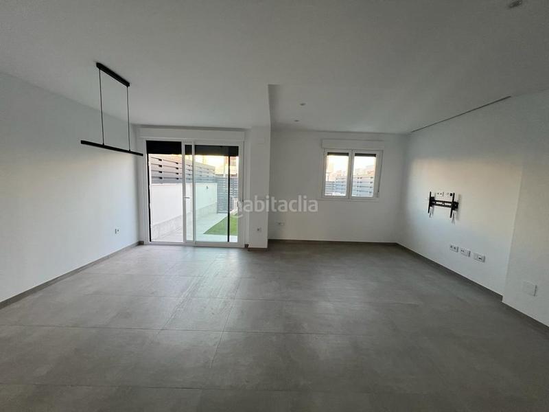 Foto 8fce42a9-ea8e-48ff-9085-4da552169929. Affitto casa a schiera con riscaldamento parcheggio piscina in Dos Hermanas