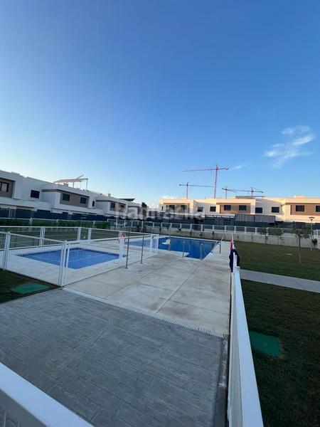 Foto 9b2d7940-f7ac-43b1-beb6-c4046eca0841. Affitto casa a schiera con riscaldamento parcheggio piscina in Dos Hermanas
