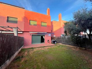 Casa aparellada a Oromana. Casa pareada