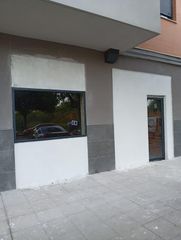 Lloguer Local Comercial a Entrenúcleos. Local comercial en bruto