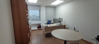 Rent Office space in La Buhaira. Gran oficina de 150 m en la avda san francisco javier