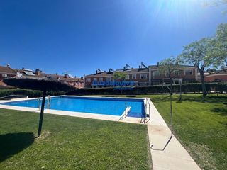 Casa adossada a Avenida de Europa. Estupenda casa en montequinto