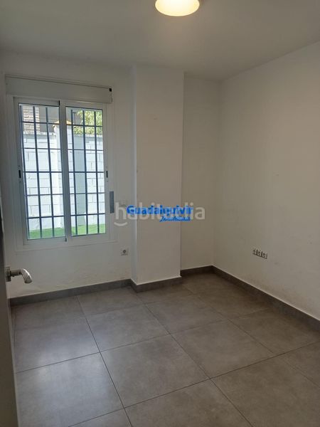 Foto 36a18cb9-8d90-47b6-8d1f-0e876765e2c4. Casa aparellada amb aparcament piscina a Condequinto Montequinto