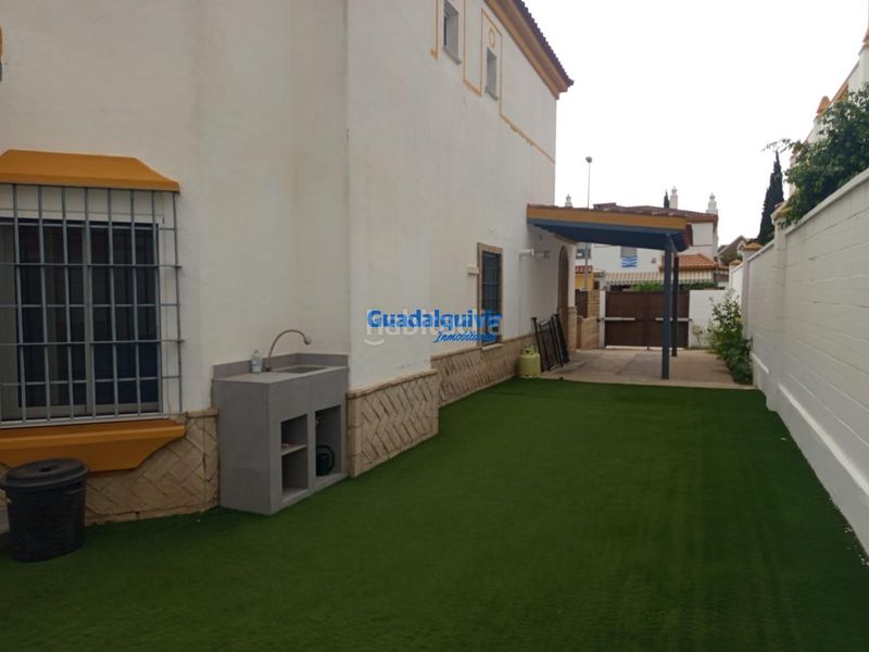 Foto 372b1781-3108-4e8c-b2e1-fddb11e8573b. Casa aparellada amb aparcament piscina a Condequinto Montequinto