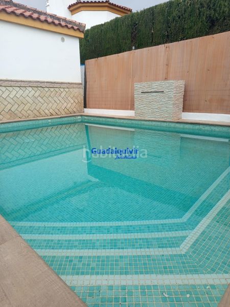 Foto 62879c54-f5c3-4d5a-bab3-787867590923. Casa aparellada amb aparcament piscina a Condequinto Montequinto