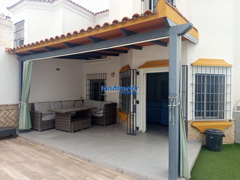 Foto 6796f35f-dc07-4835-aebe-123f09bdadcb. Casa aparellada amb aparcament piscina a Condequinto Montequinto