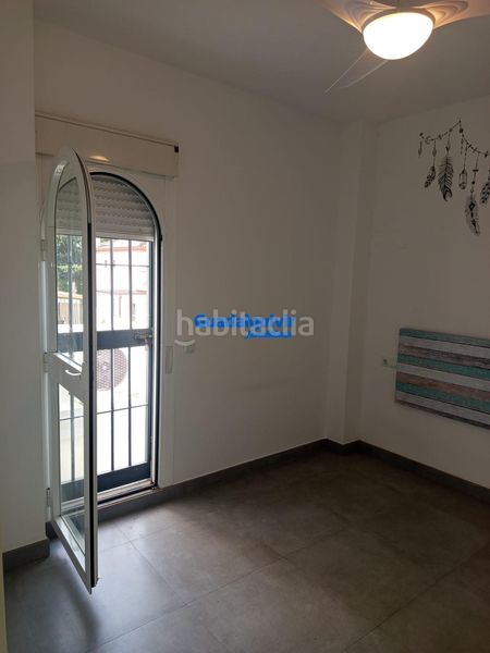 Foto 79128d3c-18ae-4678-a2b0-e81f3a203b2e. Casa aparellada amb aparcament piscina a Condequinto Montequinto