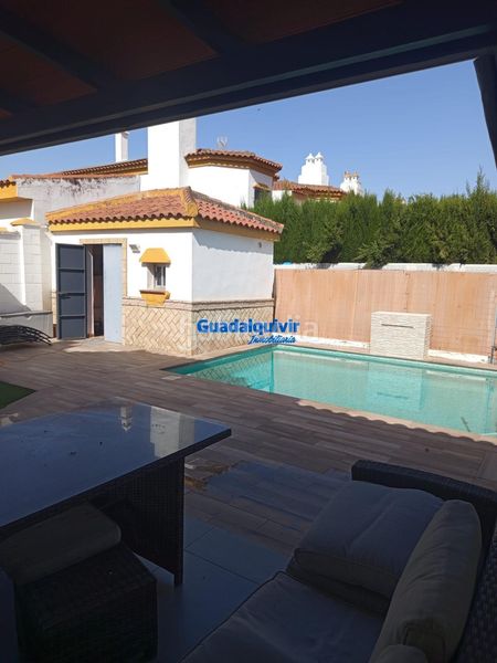 Foto 86cfc629-d3f0-4335-bf9b-d27be04ba691. Casa aparellada amb aparcament piscina a Condequinto Montequinto