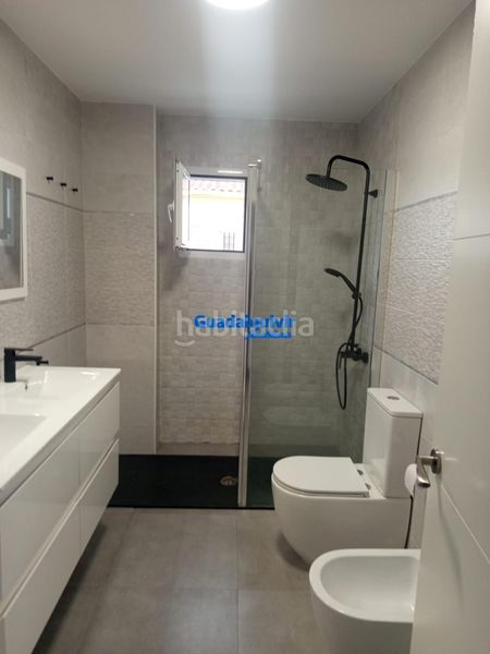 Foto ac9c3339-5be0-4348-87f2-914e161ae3ab. Casa aparellada amb aparcament piscina a Condequinto Montequinto