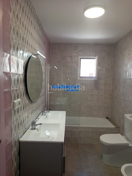 Foto b93e5735-aacc-4ee9-848b-79a10e02ea0c. Casa aparellada amb aparcament piscina a Condequinto Montequinto