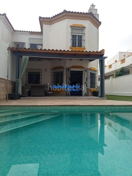 Foto c00ca558-3200-4d7a-87c9-c3eb99c3d81a. Casa aparellada amb aparcament piscina a Condequinto Montequinto