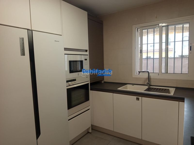 Foto c29247ff-76b0-4cb4-b7af-8e7598295ba0. Casa aparellada amb aparcament piscina a Condequinto Montequinto