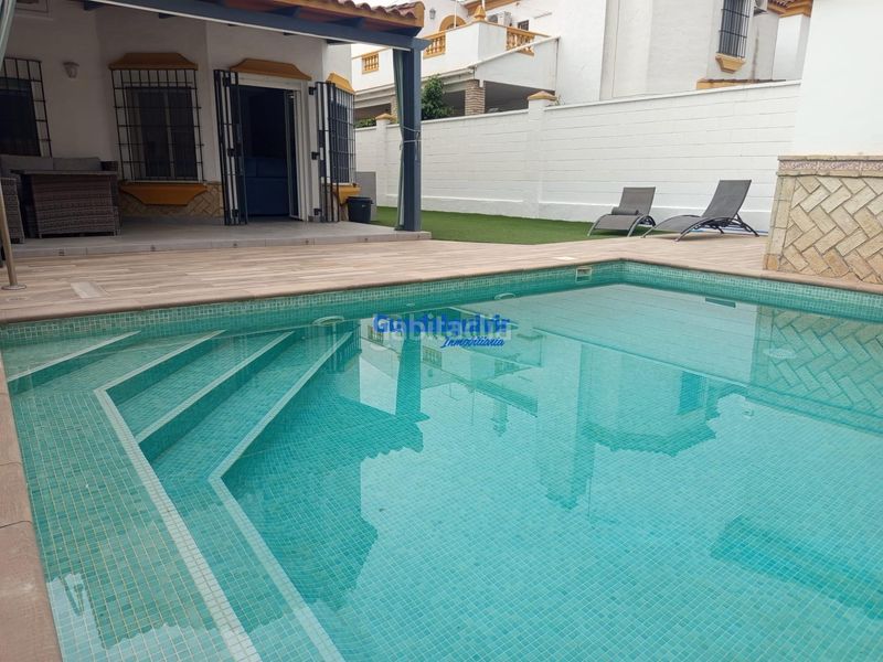 Foto c3afaace-c69b-4df7-a6bf-c6fd825b9fab. Casa aparellada amb aparcament piscina a Condequinto Montequinto