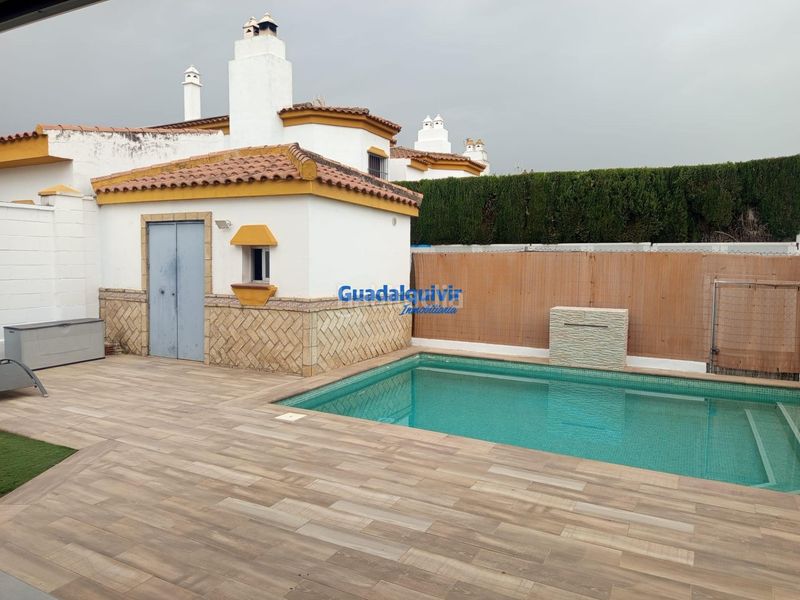 Foto d7e206ae-999c-417b-beab-c78e91337c88. Casa aparellada amb aparcament piscina a Condequinto Montequinto