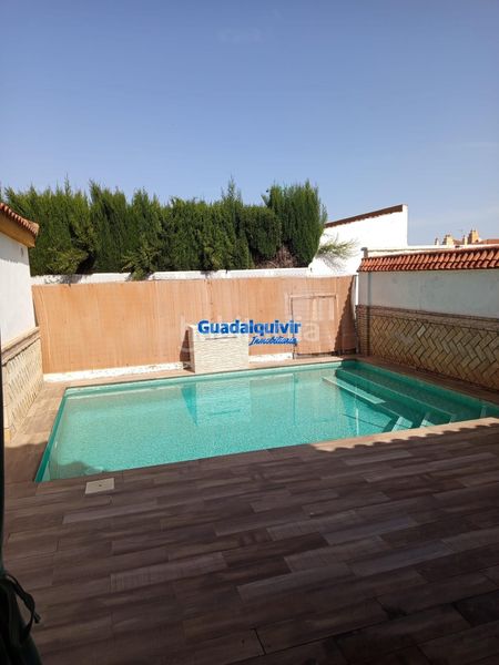 Foto efd6c705-1fd3-407d-97c1-8a0f2dcf19bb. Casa aparellada amb aparcament piscina a Condequinto Montequinto