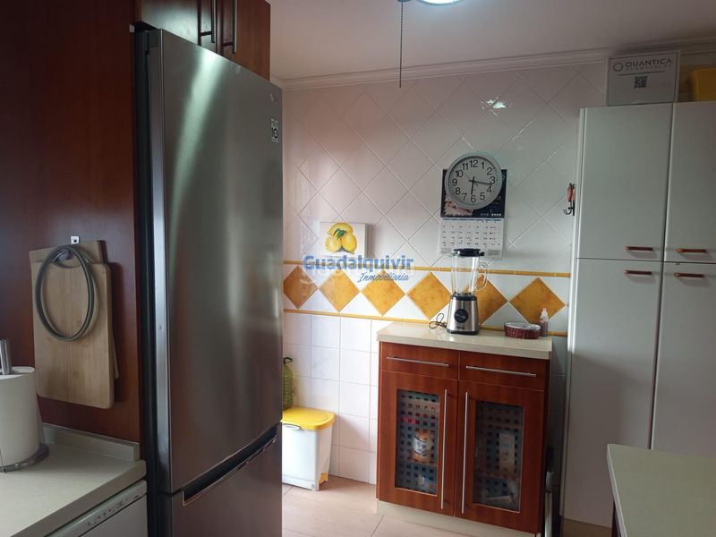 Foto 9f89dbac-4028-4ebd-b654-7041f9745583. Casa adossada amb aparcament a Condequinto Montequinto