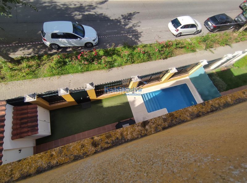 Foto 1f09c9de-0ee1-47dd-ba99-1bcceb1e5258. Casa amb piscina a Aljamar Tomares