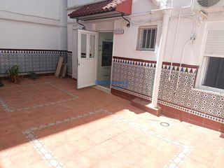 Miete Etagenwohnung in Triana Casco Antiguo. Amplio y luminoso piso en alquiler con terraza y patio privado a