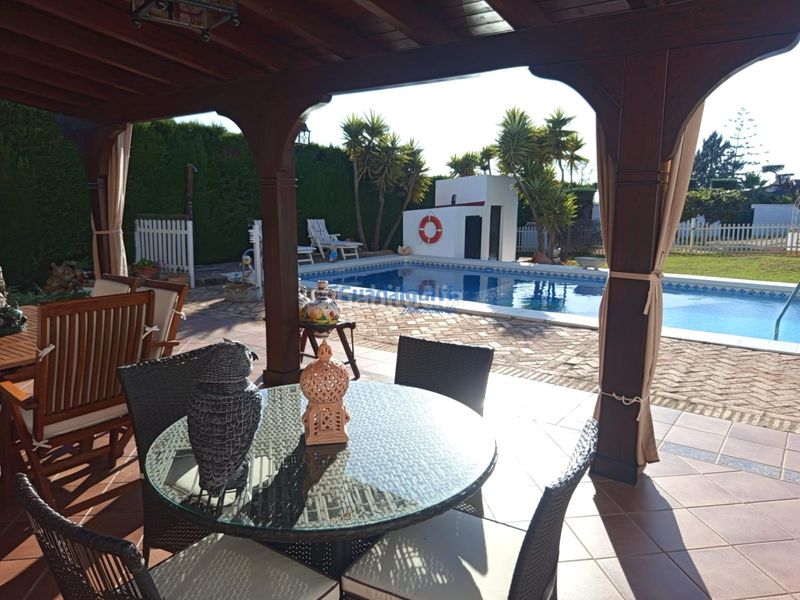 Foto 52e2ea4f-f0e9-40de-9be6-1e6e2ee84520. Xalet amb aparcament piscina a cerros de Montequinto Montequinto