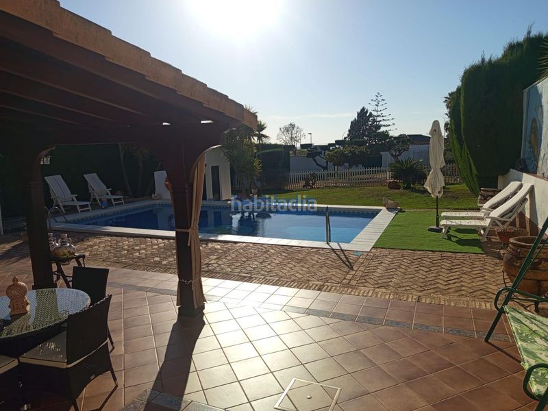 Foto 5b6204f8-5e48-4363-8b87-82b114ce01b9. Xalet amb aparcament piscina a cerros de Montequinto Montequinto