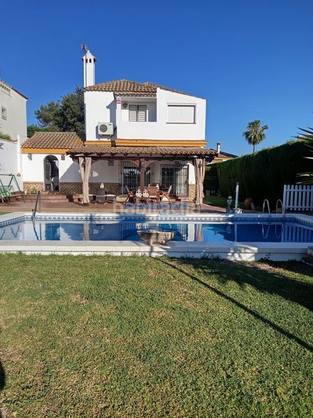 Foto e498c1c9-ec75-4ca9-bc42-98b25f201538. Xalet amb aparcament piscina a cerros de Montequinto Montequinto