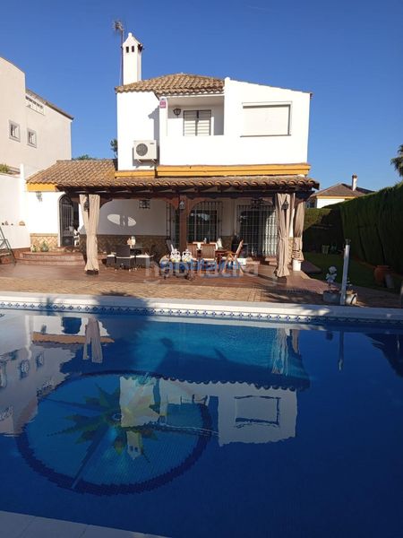 Foto ec89ad7e-4b34-433b-8917-f5c599dbe019. Xalet amb aparcament piscina a cerros de Montequinto Montequinto