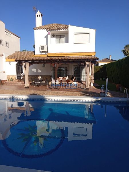Foto f48db0ef-5ad4-4e42-9a4e-f78e152f67b2. Xalet amb aparcament piscina a cerros de Montequinto Montequinto