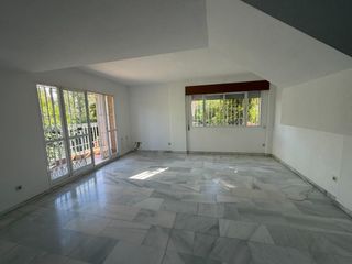 Location Appartement à Pedro Salvador - Las Palmeritas. Gran duplex de 180 m y 140 de jardin en la zona de la palmera